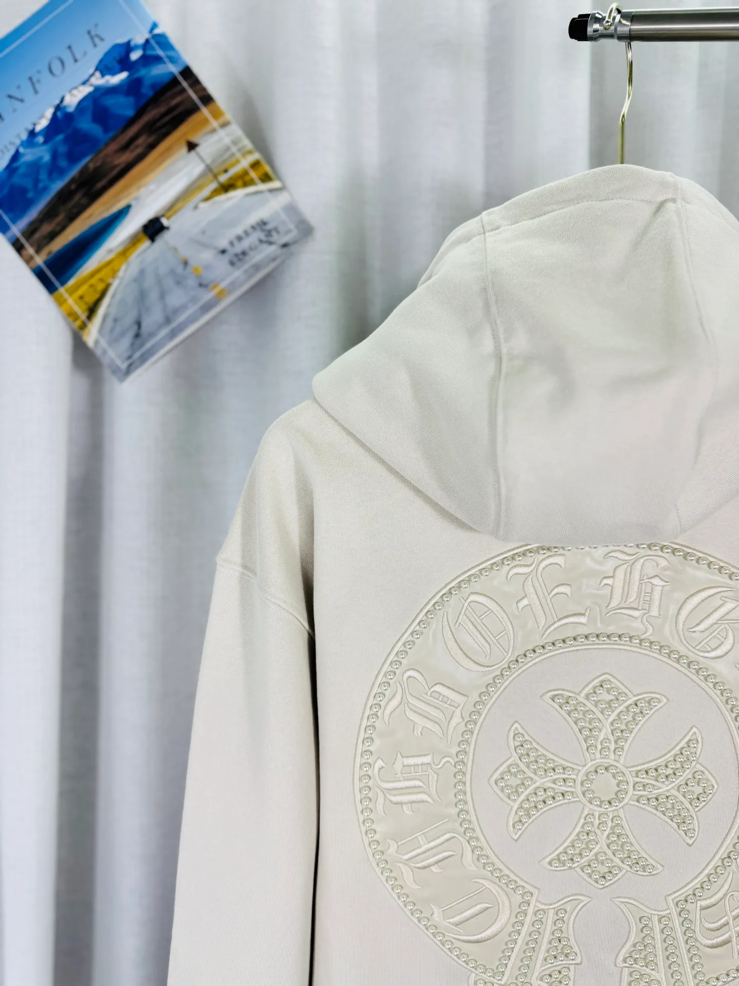 P350 top version, real shot without P, ​​different from market currency) 𝗖𝗵𝗿𝗼𝗺𝗲 𝗛𝗲𝗮𝗿𝘁𝘀/Cro Heart 2025 washed and burned flower patch embroidered autumn and winter new original single counter American hollow patch 3D couple casual cardigan sweatshirt 👑The highest version! Customized fabric 480g tripe terry fabric! American acid-washed and distressed original fabric, laser burning + leather embroidery, exquisite embroidery of letters! The best-selling model in the counter, very comfortable to wear. Accessories: original molded and authenticated collar label➕100% silk wash label. Genuine purchase-grade original hangtag➕matching hanging rope➕3D hanging beads➕original packaging bag. Craftsmanship: The original version has consistent wiring! The highest version of the armhole matching technique! Color: Black Apricot Size: S M L XL Style Number: 25-370